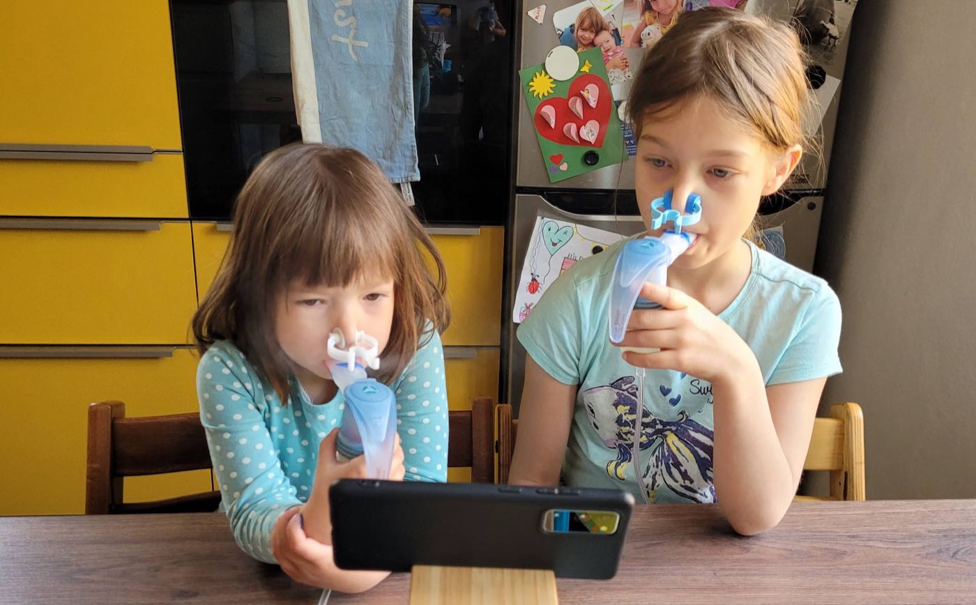 Kinder beim Inhalieren